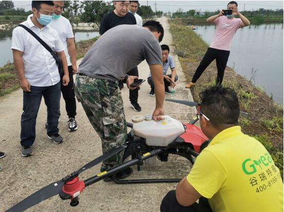 湖北荊門農(nóng)航站舉辦水產(chǎn)養(yǎng)殖無人機(jī)防治技術(shù)推廣示范現(xiàn)場(chǎng)會(huì)